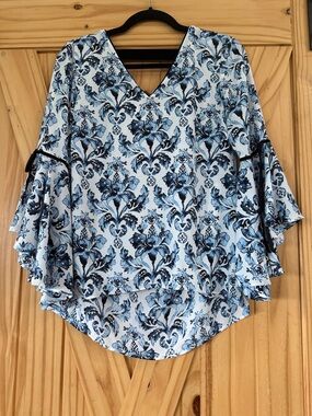 White House Black Market Blue & Navy Floral V-Neck Flutter Sleeve Blouse